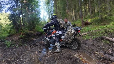 Enduro motocykl na rumunské horské cestě