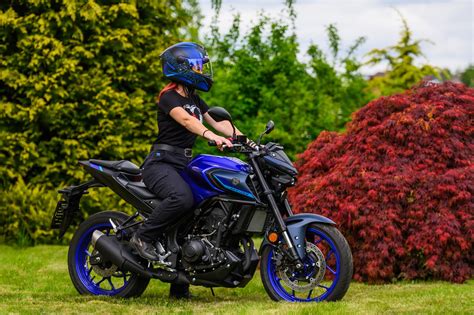 Žena v kevlarových džínách mimo motorku