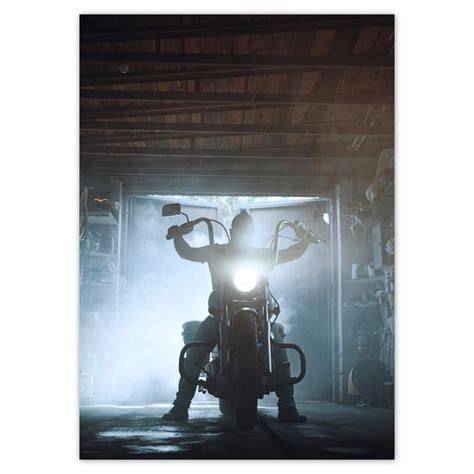 Ilustrace motorkáře v garáži