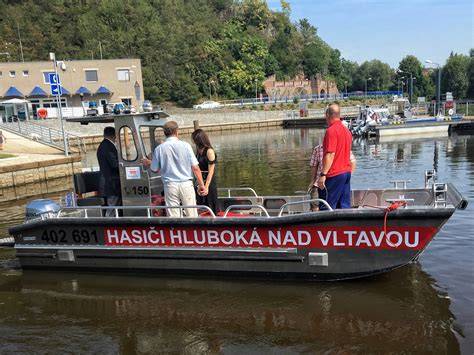 Motorová loď na Vltavě u Hluboké nad Vltavou