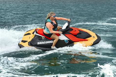 Vodní skútr Sea-Doo na přehradě