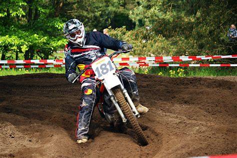 Enduro závodní motocykl na přírodní trati