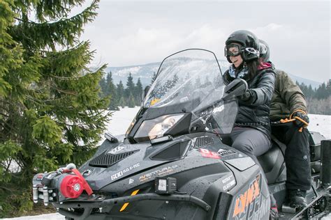 Schéma sněžného skútru s pásem a lyžemi