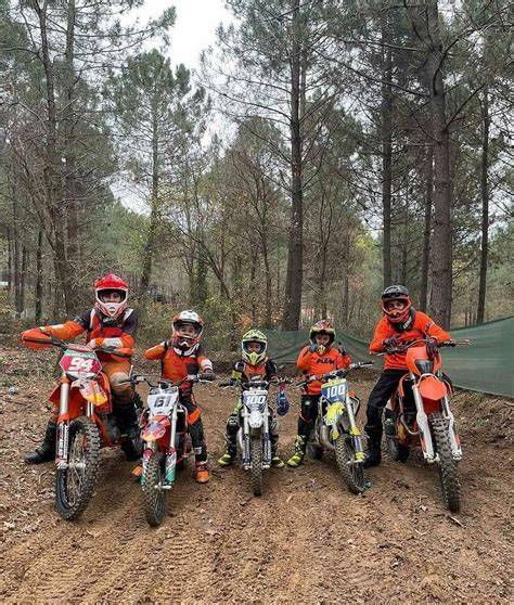 ilustrativní schéma rozdílů enduro a motokros
