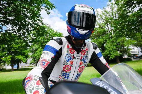 jezdec Honda s integrální helmou