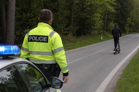 motocyklista policejní kontrola rychlosti