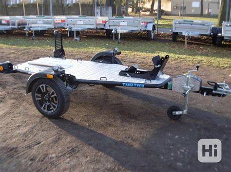 motocykl na přívěsu s nájezdy