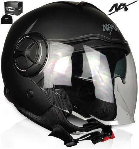 motocyklová přilba s kapkami deště