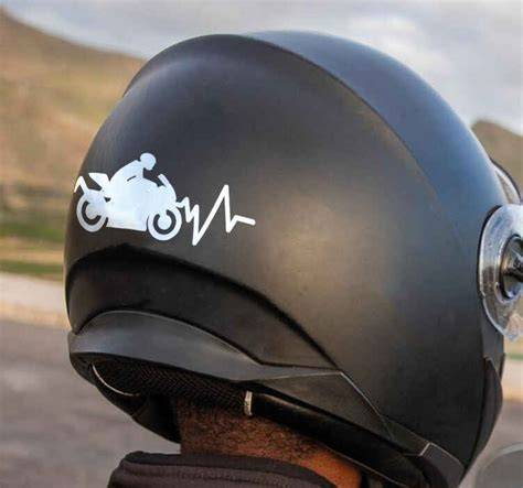 samolepka na nádrži motocyklu