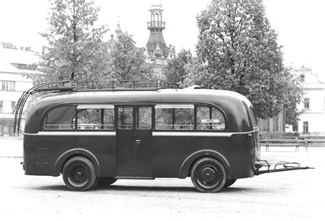 Autobus se zadní dvoumontáží
