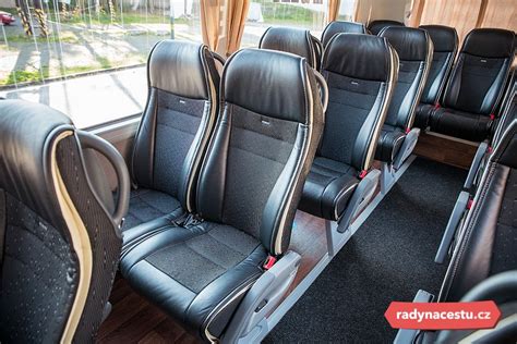 Interiér autobusu se sedadly 2+1