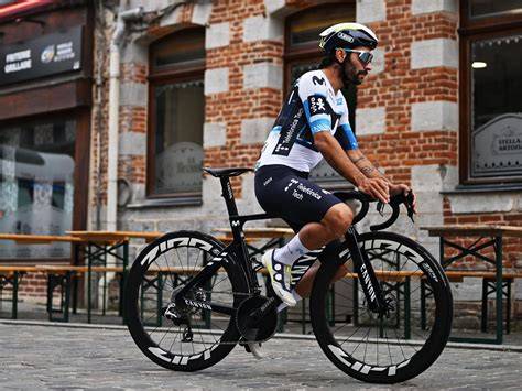cyklista s blatníky za deště