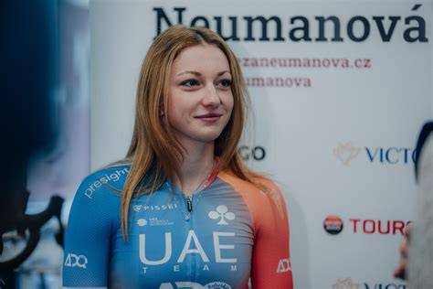 Dámská cyklistka v letním dresu