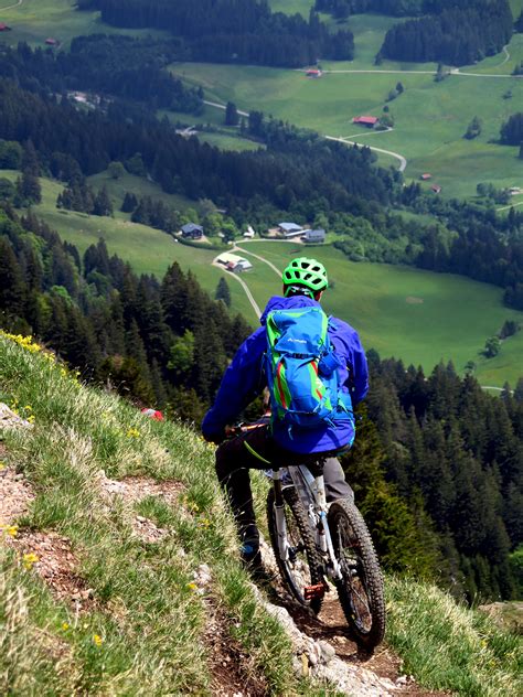 horský cyklista s MTB helmou