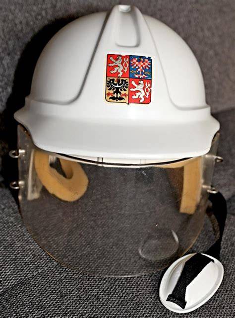 Jezdec na chopperu s plexi štítem