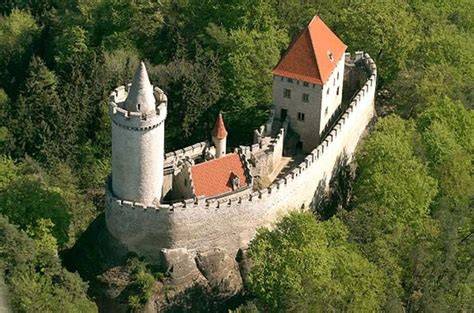 Hrad Kokořín v pískovcovém údolí