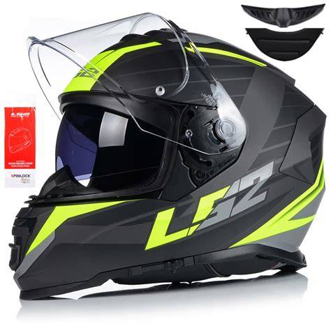 Fluorescenční motocyklová přilba za šera