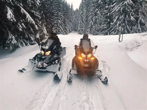 jízda na sněžném skútru v zasněženém terénu