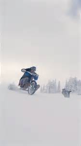 snowbike jízda na zasněžené cestě