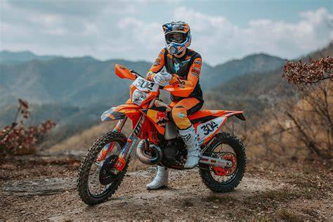 bílý enduro jezdec s reflexní výbavou