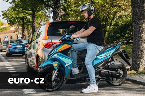 sdílené skútry zaparkované v Amsterdamu
