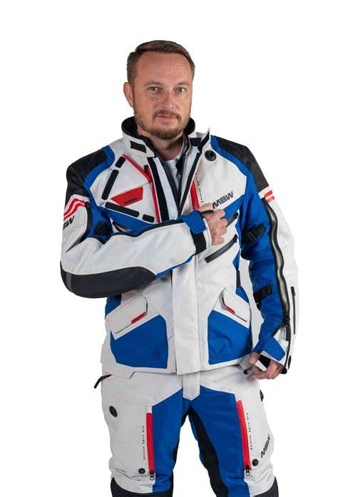 správné zkoušení moto kombinézy na motocyklu