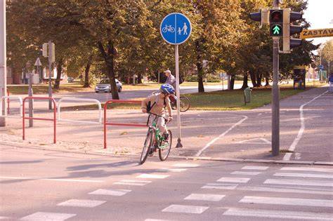 dětský cyklista na cyklostezce