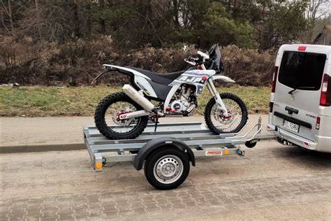 Motocykl přepravovaný na podvalníku