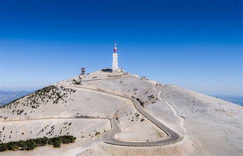Mont Ventoux vápencový vrchol cyklisté