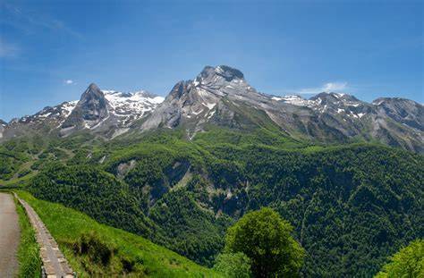 Col d'Aubisque Pyreneje silnice cyklisté