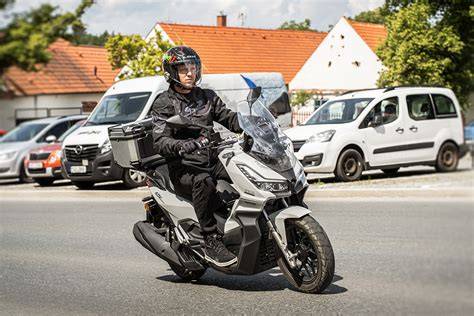 Skútr 125 na silnici při jízdě