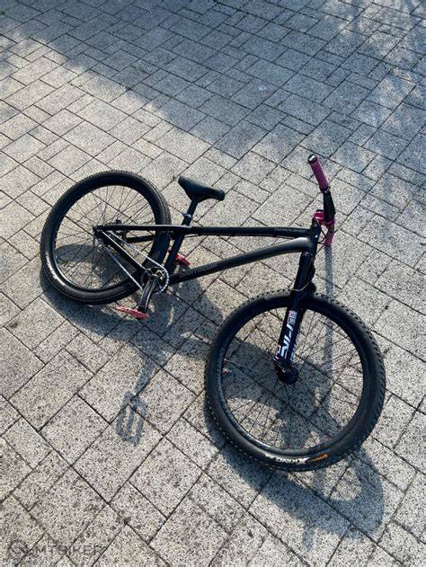 Opotřebovaný a nový BMX brzdový špalík