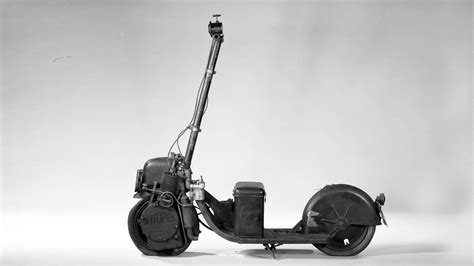 Historický Autoped s jezdkyní