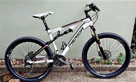 Celoodpružené kolo Merida na trailu