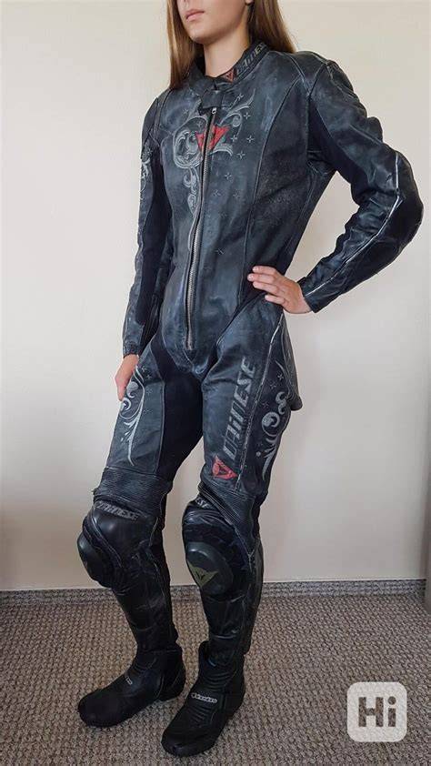 Dámská kožená kombinéza na motocyklu