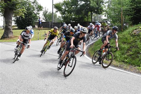 silniční cyklisté na městském okruhu
