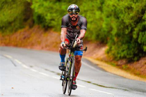 cyklista s helmou Giro na silnici
