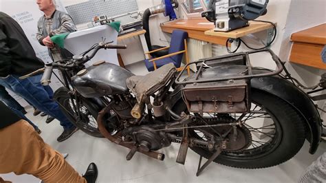 zazimovaný motocykl v servisní dílně