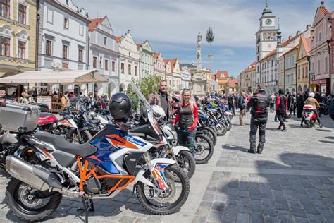žehnání motocyklů na náměstí