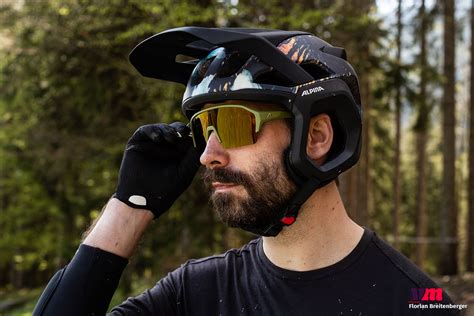 správné usazení motocyklové přilby
