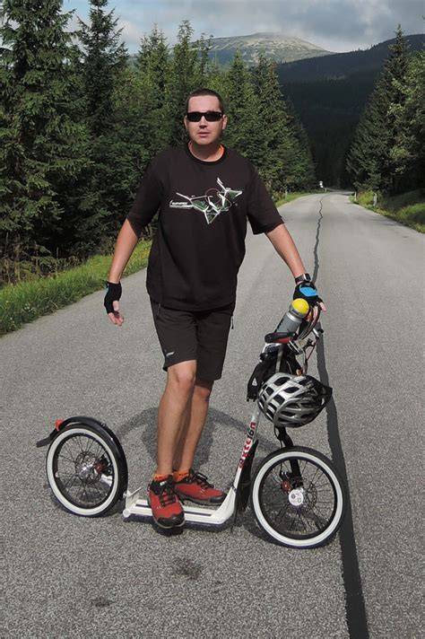 Koloběžka Sixteen s letmo uloženými koly