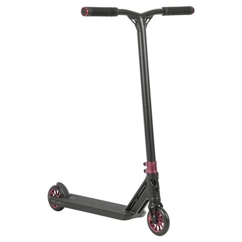 Freestyle koloběžka ve skateparku