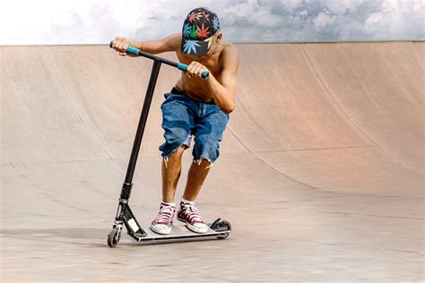 Začátečník na freestyle koloběžce