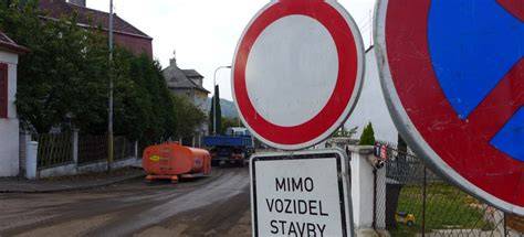 grafika: dopravní spojení a omezení