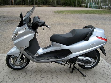Piaggio X8 125 s laděným výfukem