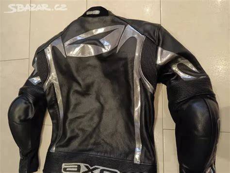poškozená moto kombinéza po pádu