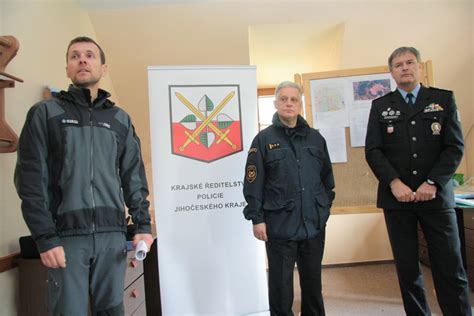 Policejní krosový závod v lesním terénu