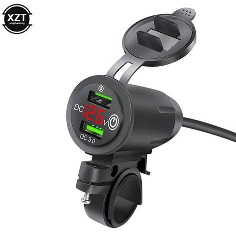 USB nabíječka na řídítkách motocyklu