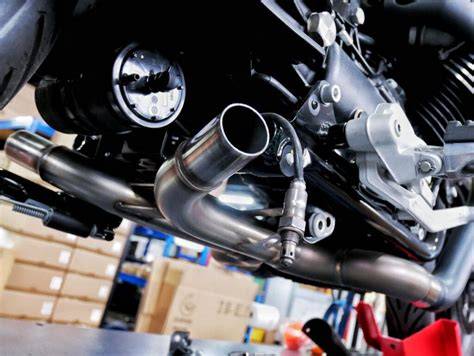 omotané výfukové svody motocyklu