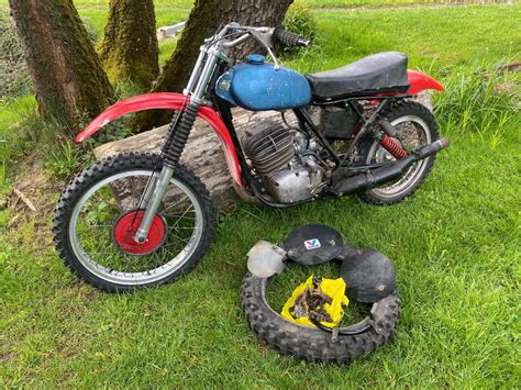 Motokrosový motocykl se startovním číslem 176